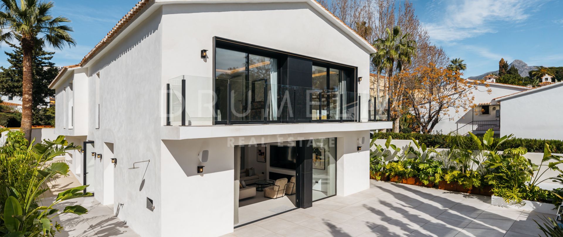 Luxuriöse renovierte und möblierte moderne Villa mit Pool in Nueva Andalucia, Marbella