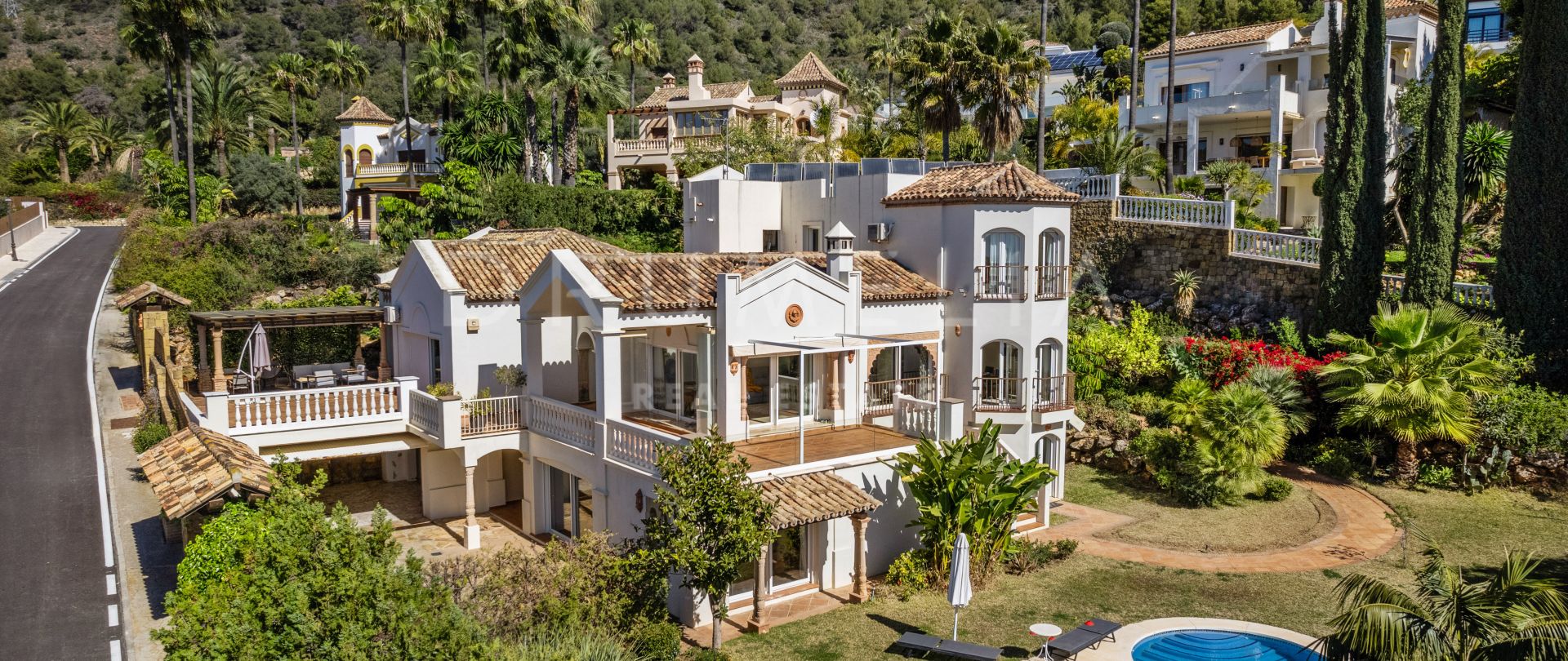 Mediterrane villa met prachtig panoramisch uitzicht op zee in Cascada de Camojan- Marbella