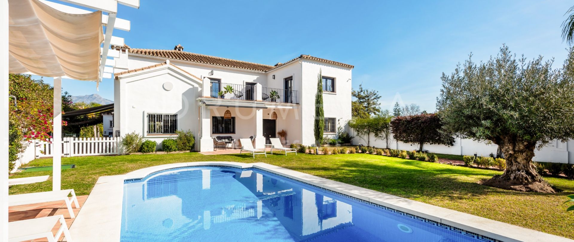 Romslig andalusisk villa i eksklusivt nabolag med to hager, nær Guadalmina Alta golfklubb