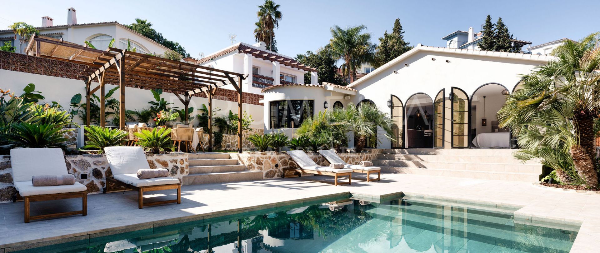 Villa moderna de una planta con piscina y casa de invitados en Nueva Andalucia, Marbella