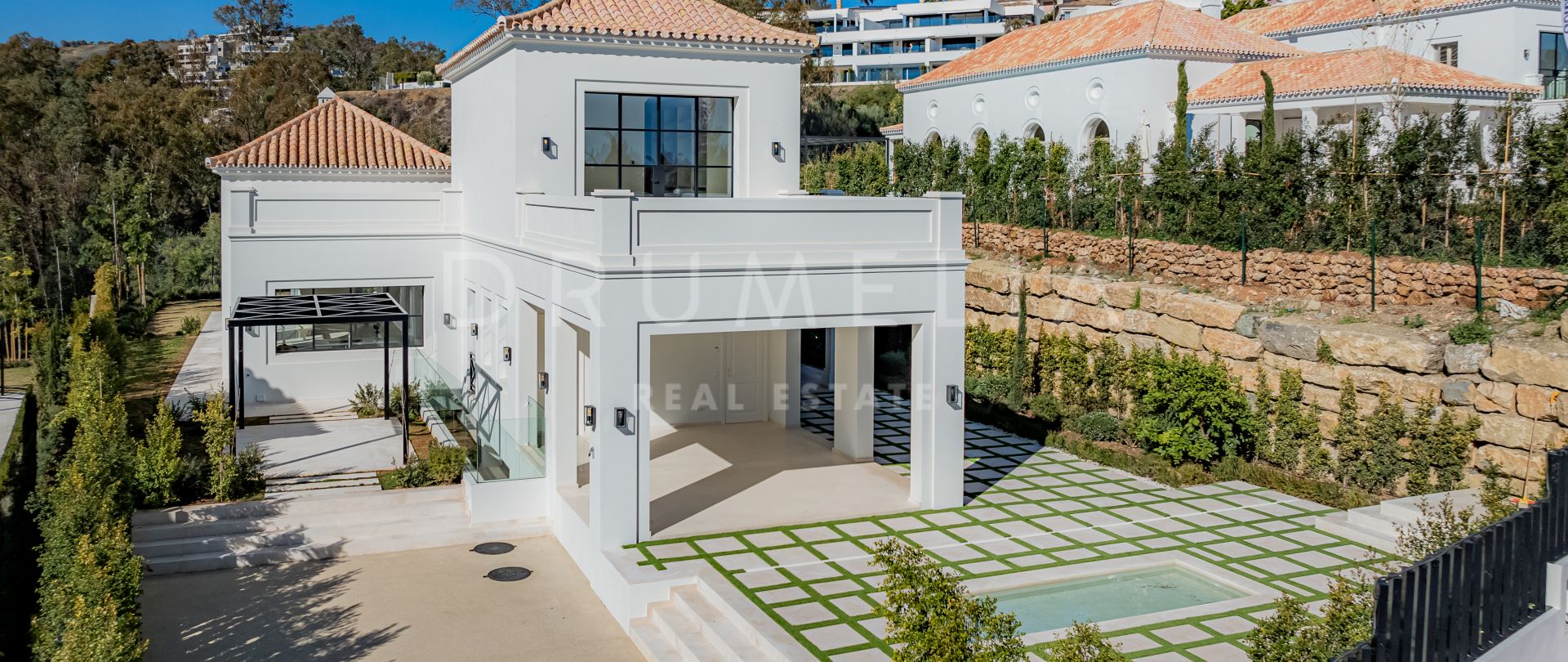 Elegant villa med pool i fransk provinsiell stil i La Cerquilla, Marbella