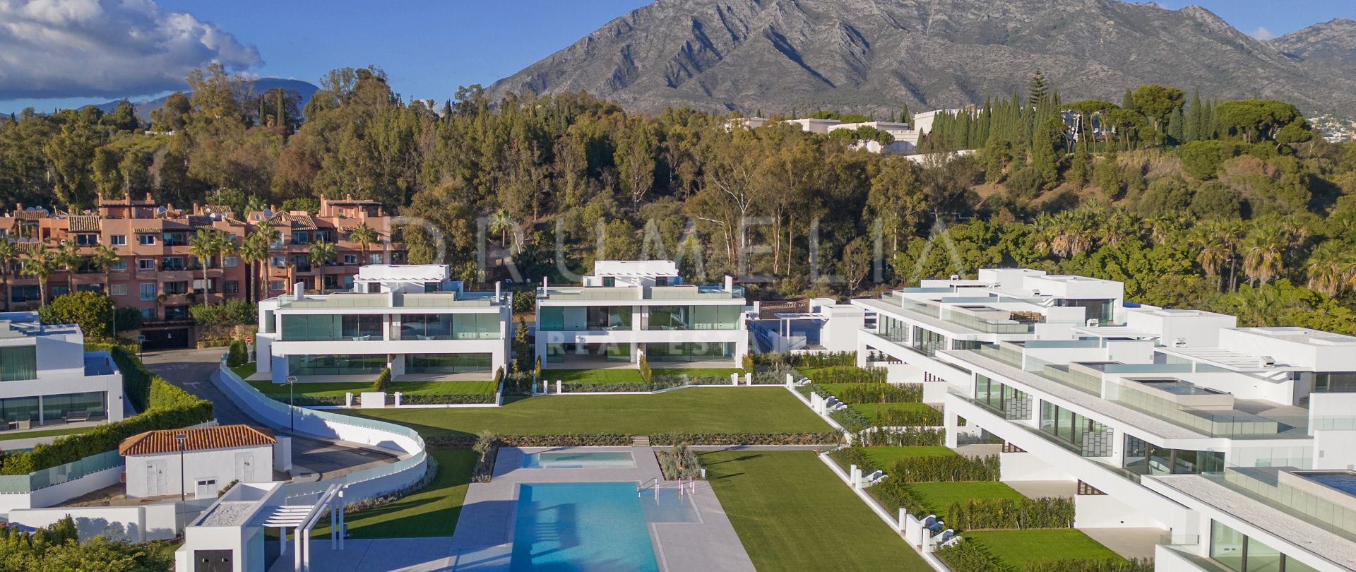 Villa moderne dans le prestigieux quartier Golden Mile de Marbella avec commodités privées et vue sur la mer