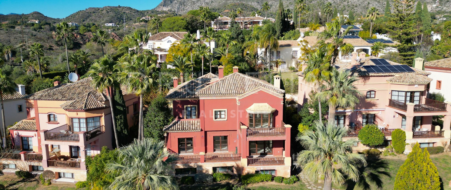Villa in traditionele stijl aan de Golden Mile, met uitzicht op zee en luxe voorzieningen