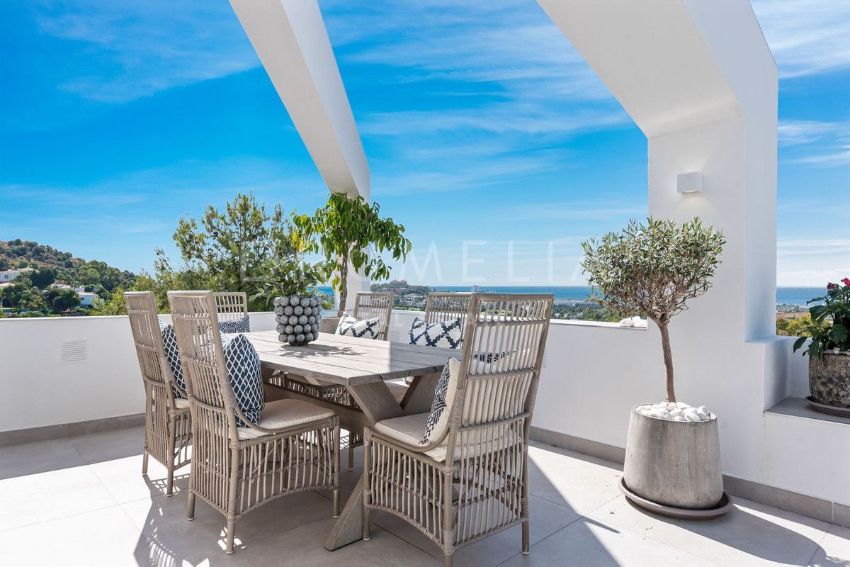 Wyśmienity apartament typu penthouse z 3 sypialniami i zapierającym dech w piersiach widokiem na morze w La Quinta, Nueva Andalucía