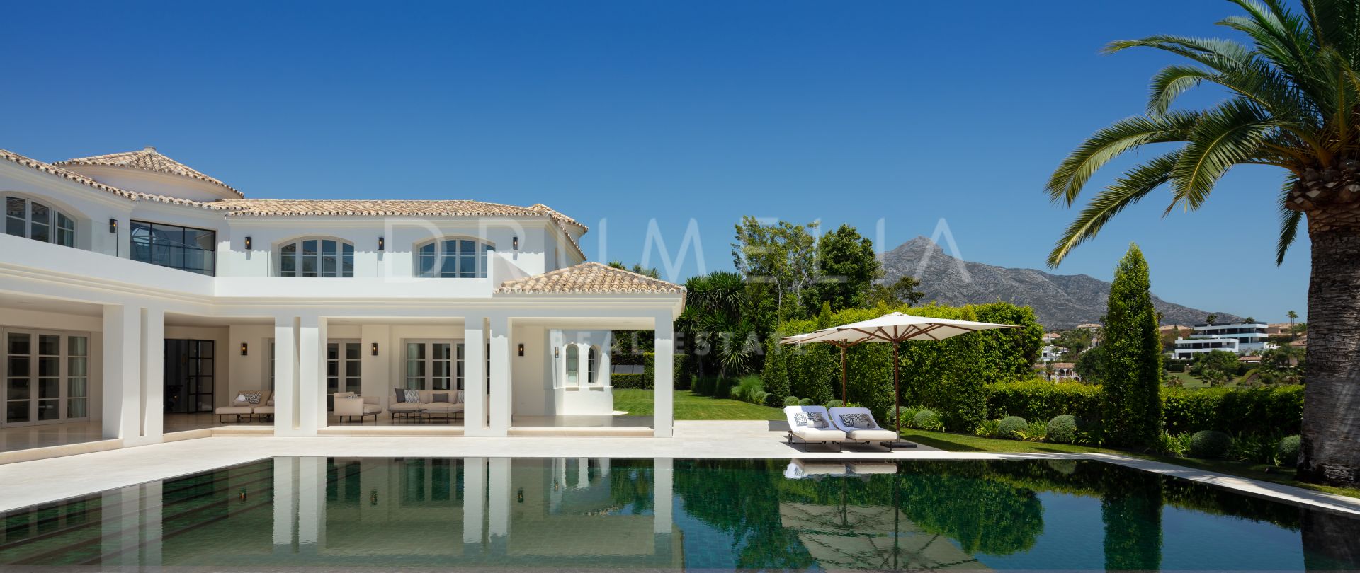 Villa recién renovada en primera línea de golf en Nueva Andalucía, Marbella