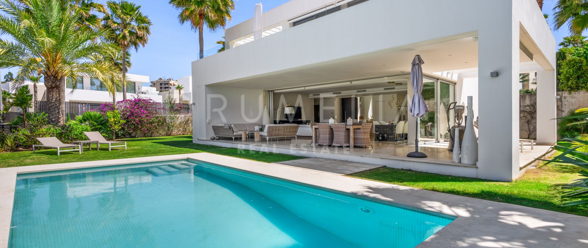 Magnifique villa moderne offrant une vue spectaculaire sur les montagnes de la Concha à La Finca de Marbella.