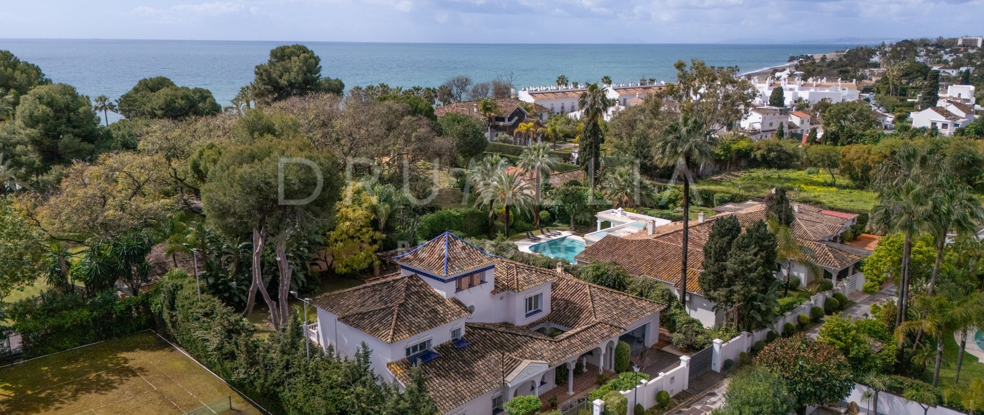 Charming andalusian villa within walking distance to the beach for sale in El Paraiso Barronal