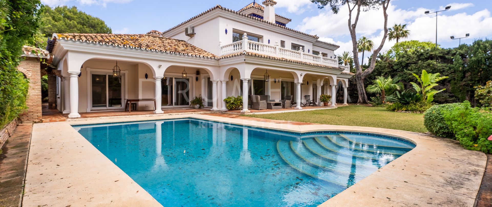 Charmante andalusische Villa in Gehweite zum Strand in El Paraiso Barronal zu verkaufen
