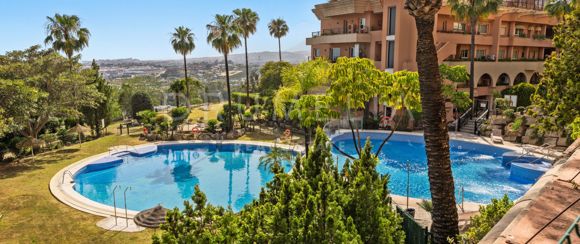 Atemberaubende 4 Schlafzimmer Duplex-Penthouse mit Panoramablick auf Meer und Golf in Magna Marbella- Nueva Andalucia