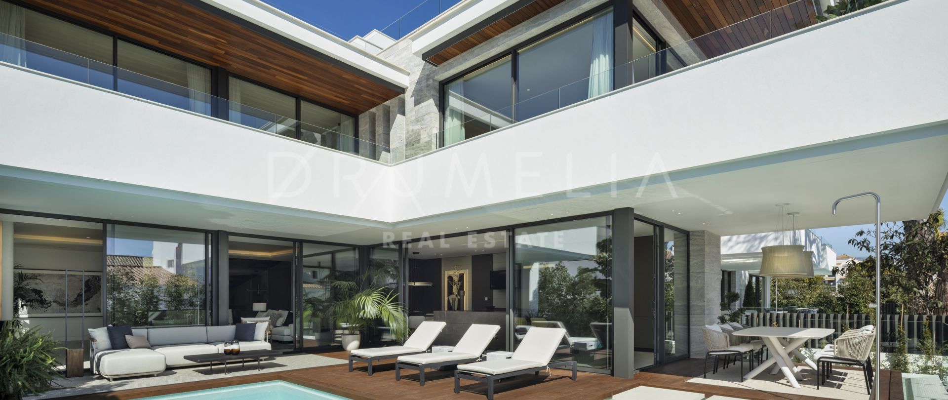 Luksuriøs, nybygd strandvilla med moderne arkitektur i San Pedro, Marbella.