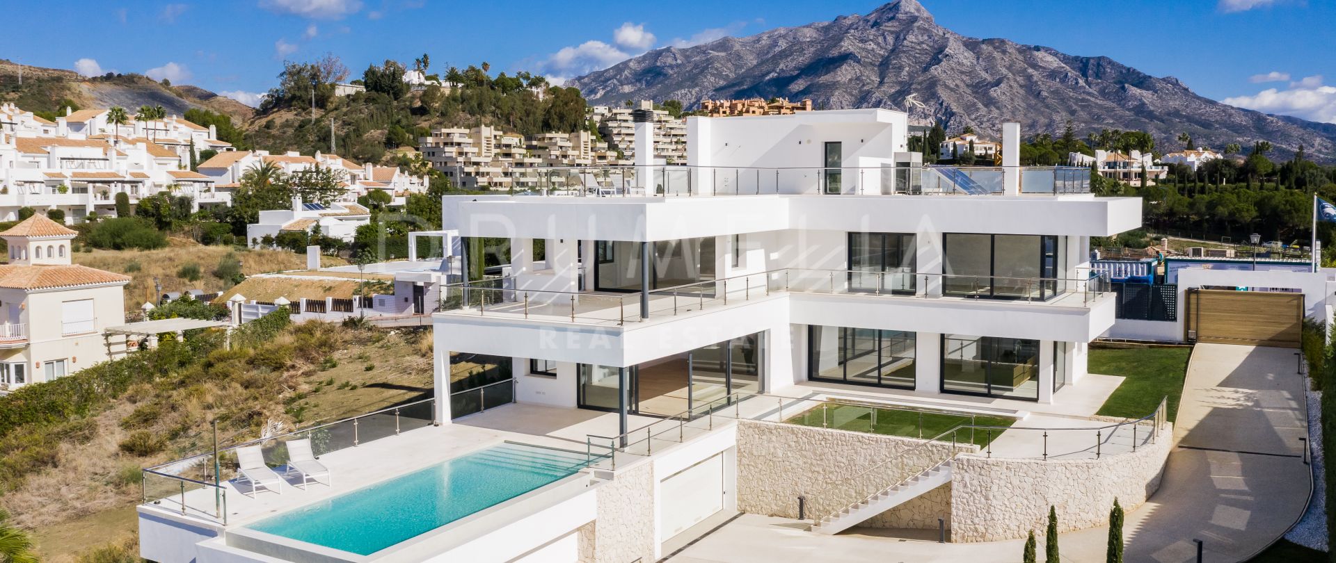 Ditt nye liv i Nueva Andalucia - moderne villa med panoramautsikt over havet og fjellene