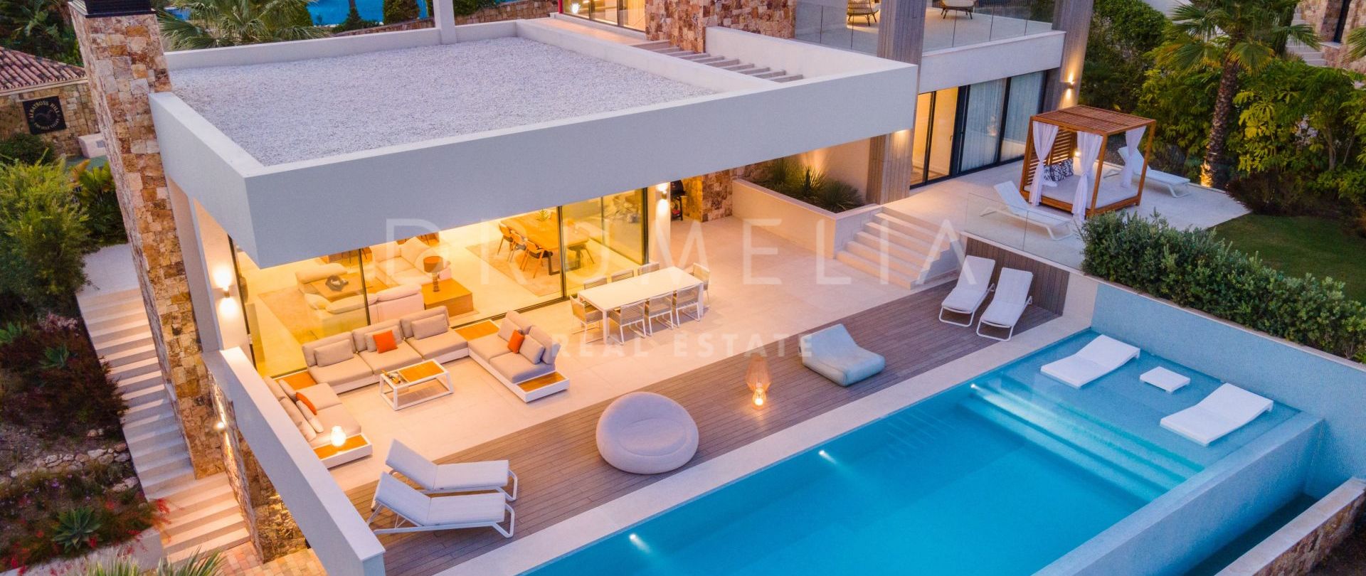 Prachtige moderne villa met panoramisch uitzicht op zee en privézwembad in Nueva Andalucía-Marbella