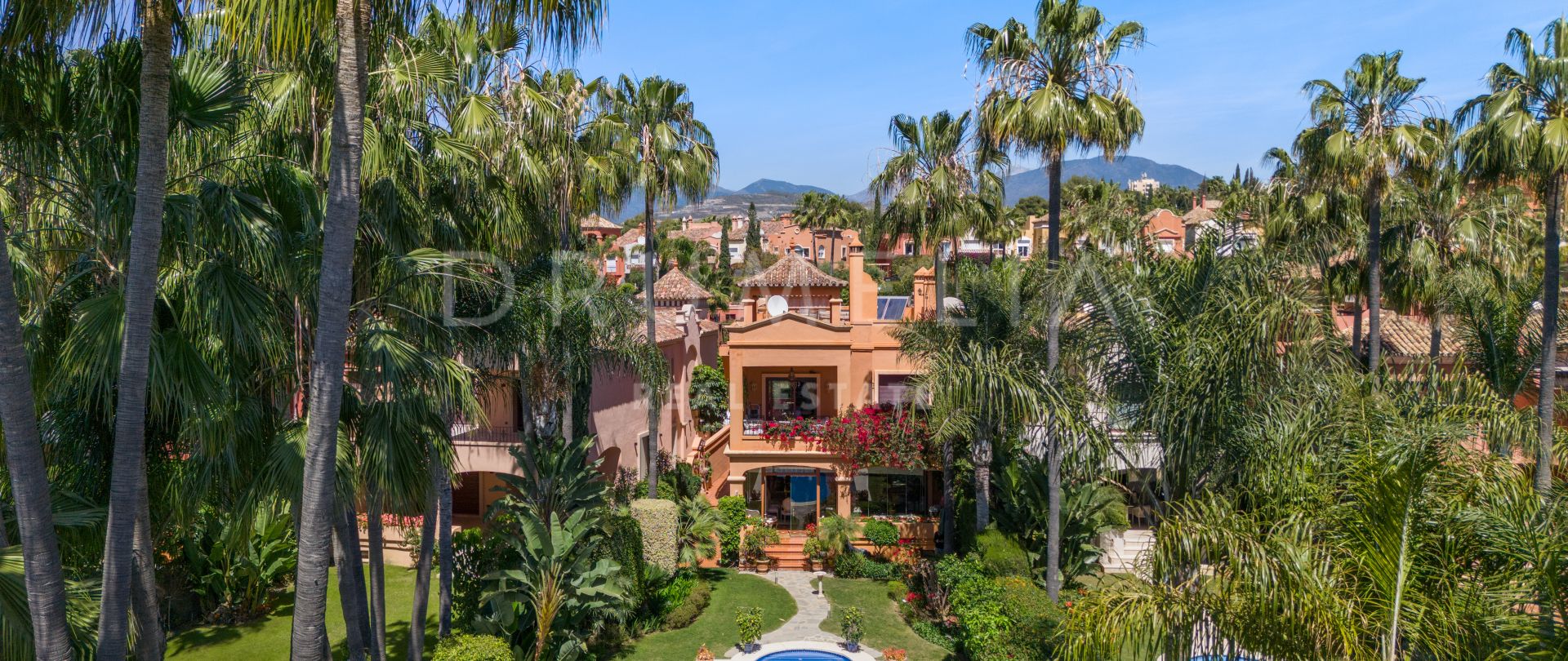 Confortable villa familiale méditerranéenne classique à La Alzambra, Nueva Andalucia, Espagne.