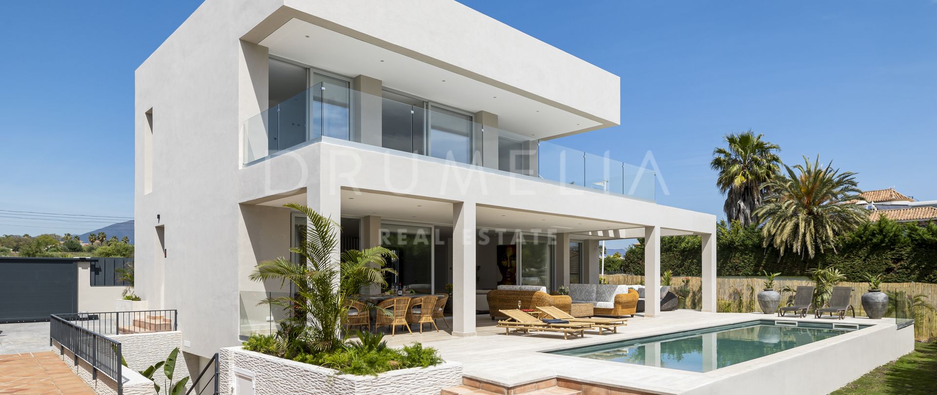 Luksusvilla med prestisjefylt beliggenhet ved stranden og moderne design, Marbella
