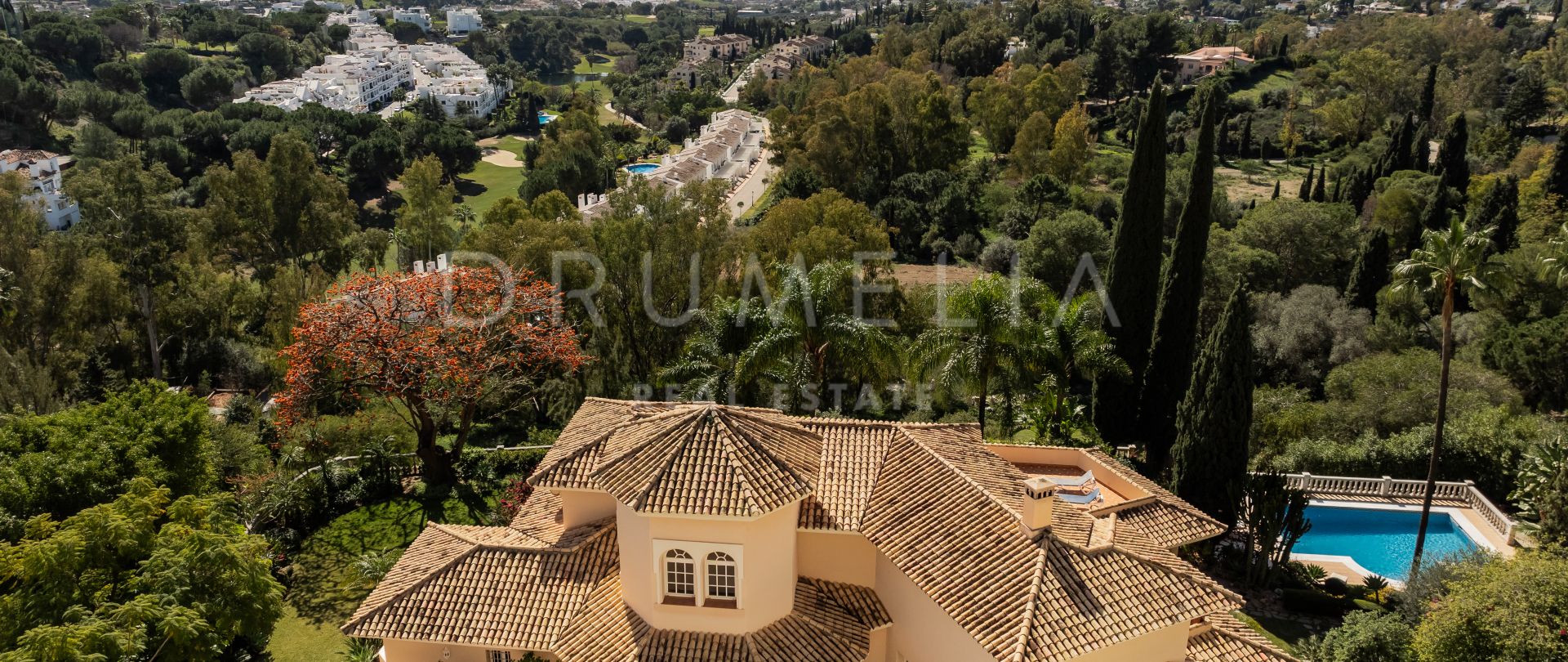 Storslått villa med panoramautsikt over havet i det inngjerdede boligområdet El Herrojo Alto- Benahavis