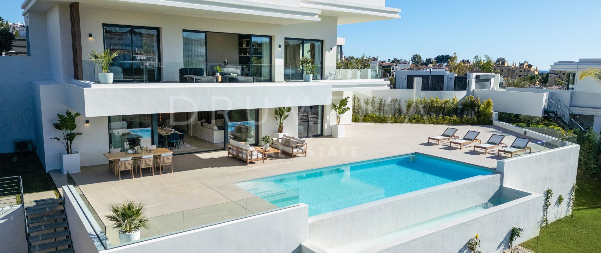 Prachtige moderne villa met 5 slaapkamers en panoramisch uitzicht op zee en de golfbaan in La Resina Golf in Estepona