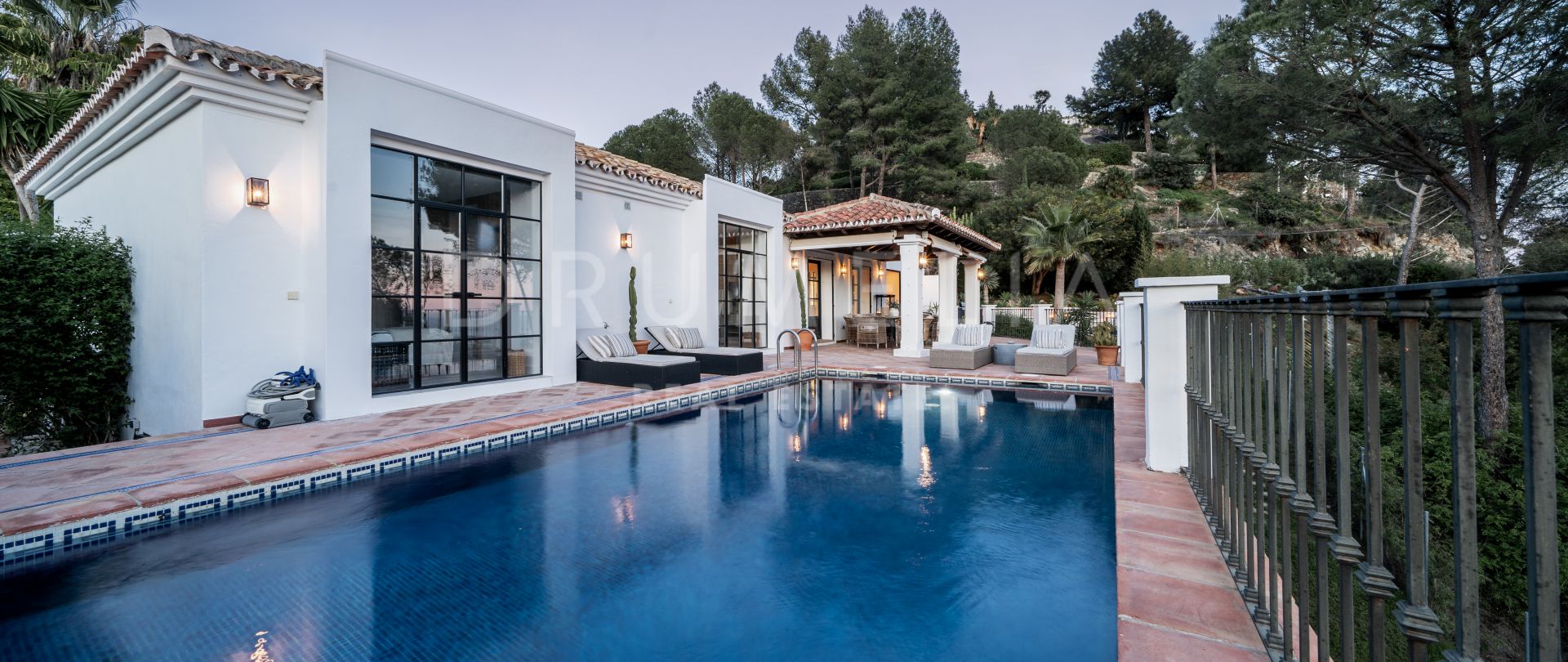 Prachtige Spaanse Cortijo stijl villa met ongeëvenaard uitzicht op zee en de bergen in El Madroñal-Benahavis
