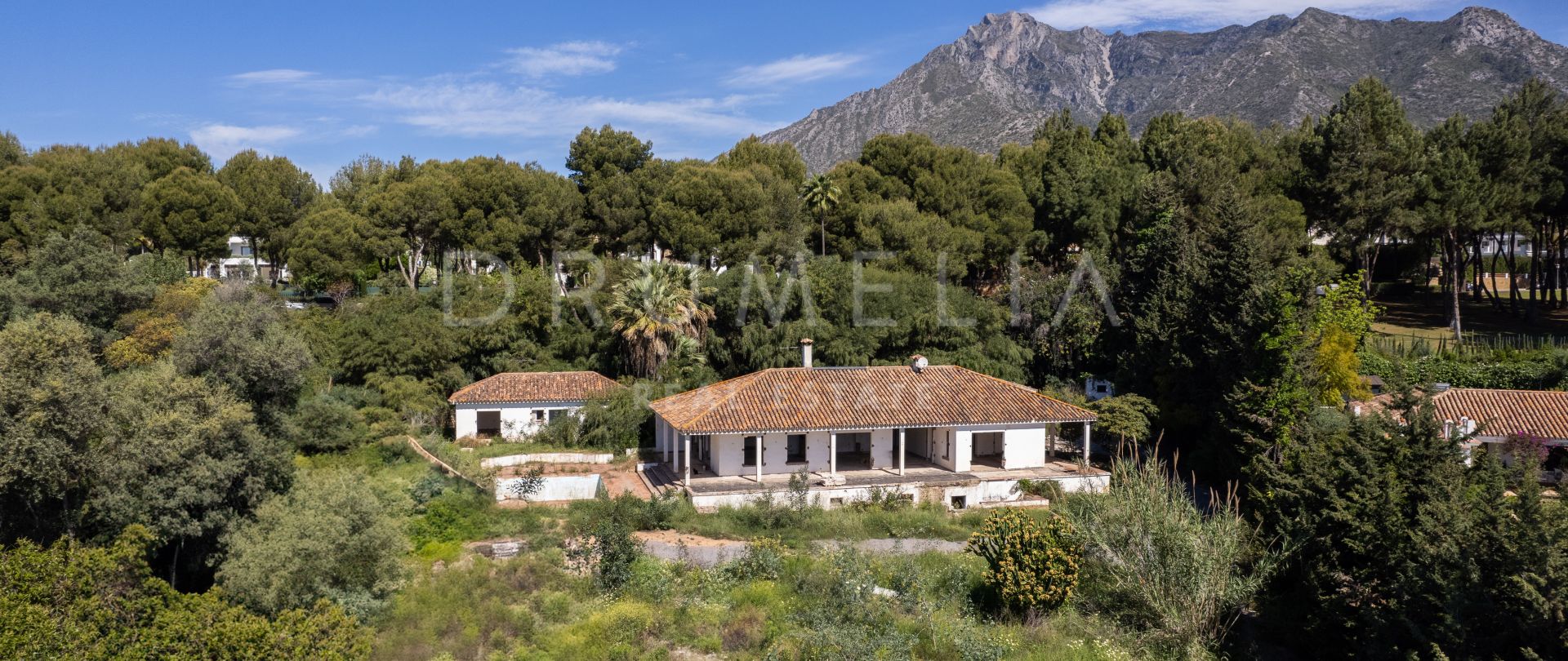 Tomt med villa som skal pusses opp i den prestisjefylte enklaven Golden Mile i Marbella