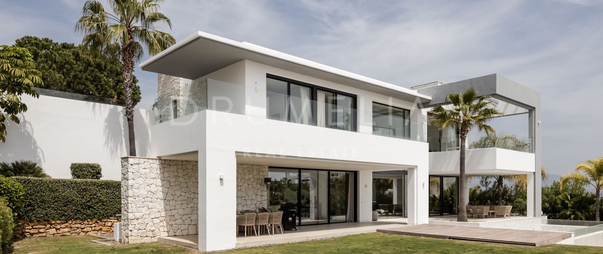 Snygg modern villa med panoramautsikt i La Alqueria, Benahavis