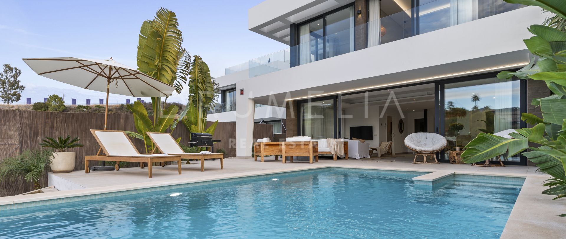 Zeitgenössische Villa in Westlage in La Resina Golf mit Blick auf die Berge und den Golfplatz, Estepona.