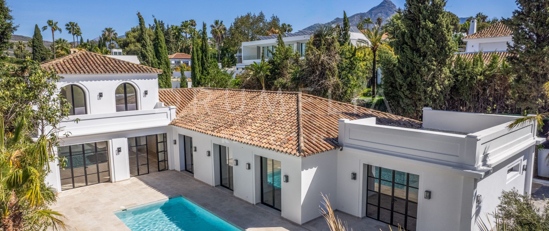 Villa i middelhavsstil med svømmebasseng, i hjertet av golfdalen - Nueva Andalucía