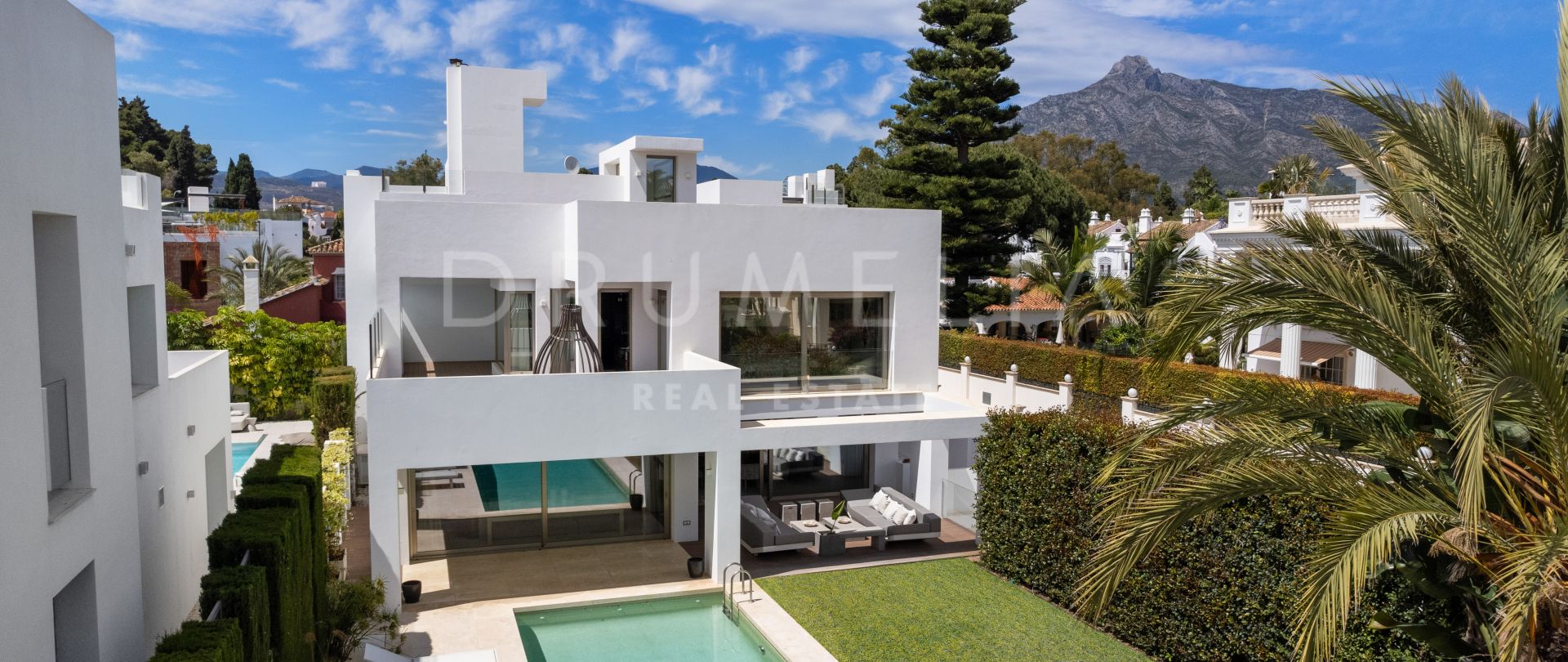 Luxury villa in the exclusive Rio Verde Playa, modern design with state-of-the-art technology, Marbella.