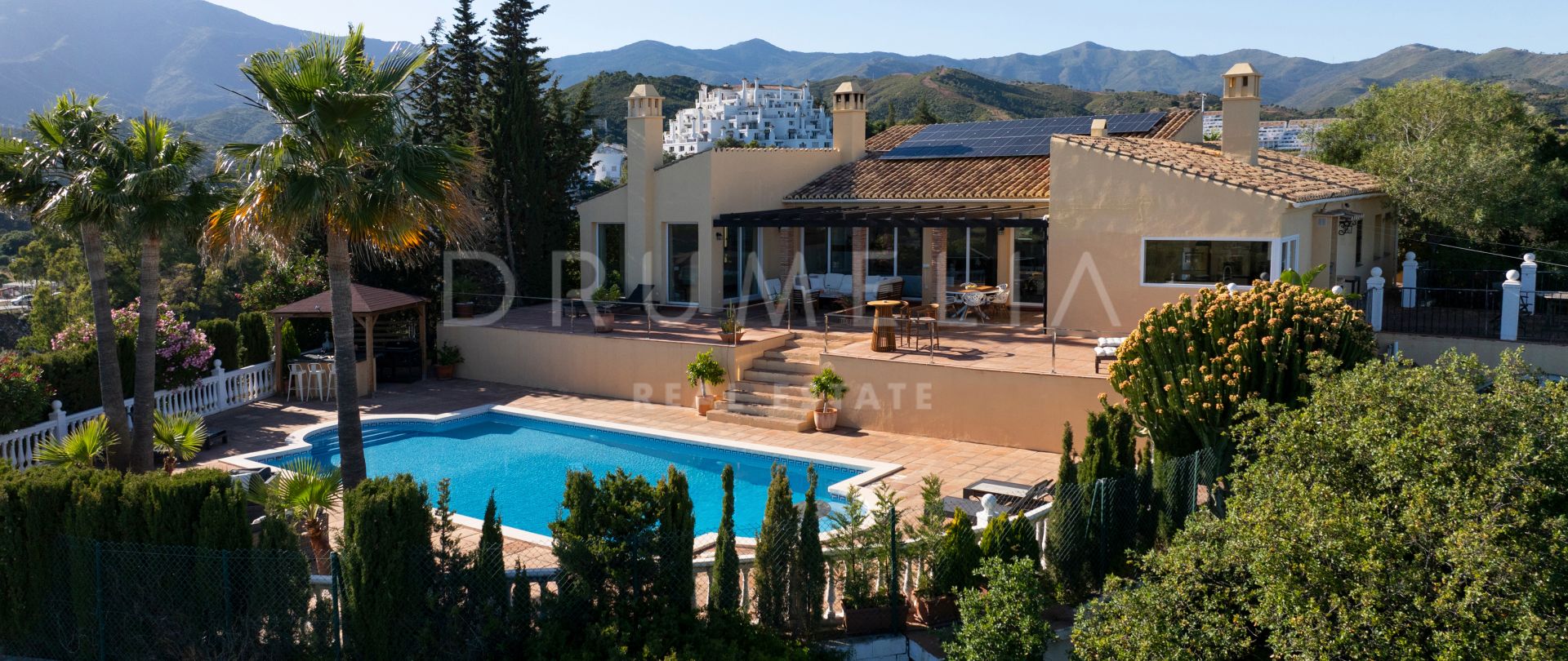 Förtrollande rustik villa inbäddad i naturens omfamning, bara några minuter från stranden i El Padron- Estepona