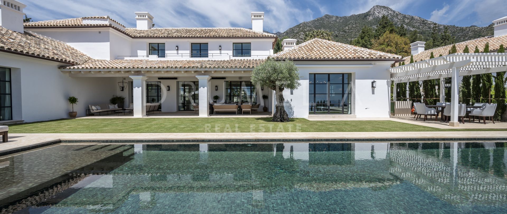 Luxe Villa met Panoramisch Uitzicht en Hoge Beveiliging in Marbella's Golden Mile, Cascada de Camojan