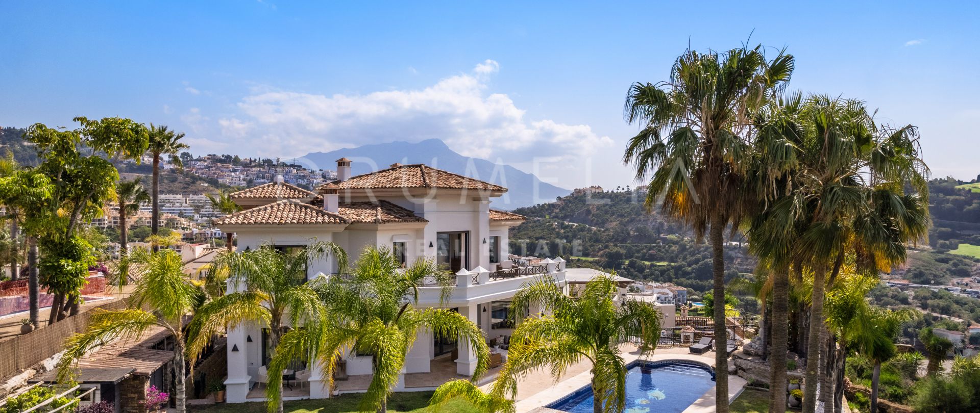 Luksuriøs villa med panoramautsikt over havet og golfen, ideell for golfelskere i Los Arqueros-Benahavis