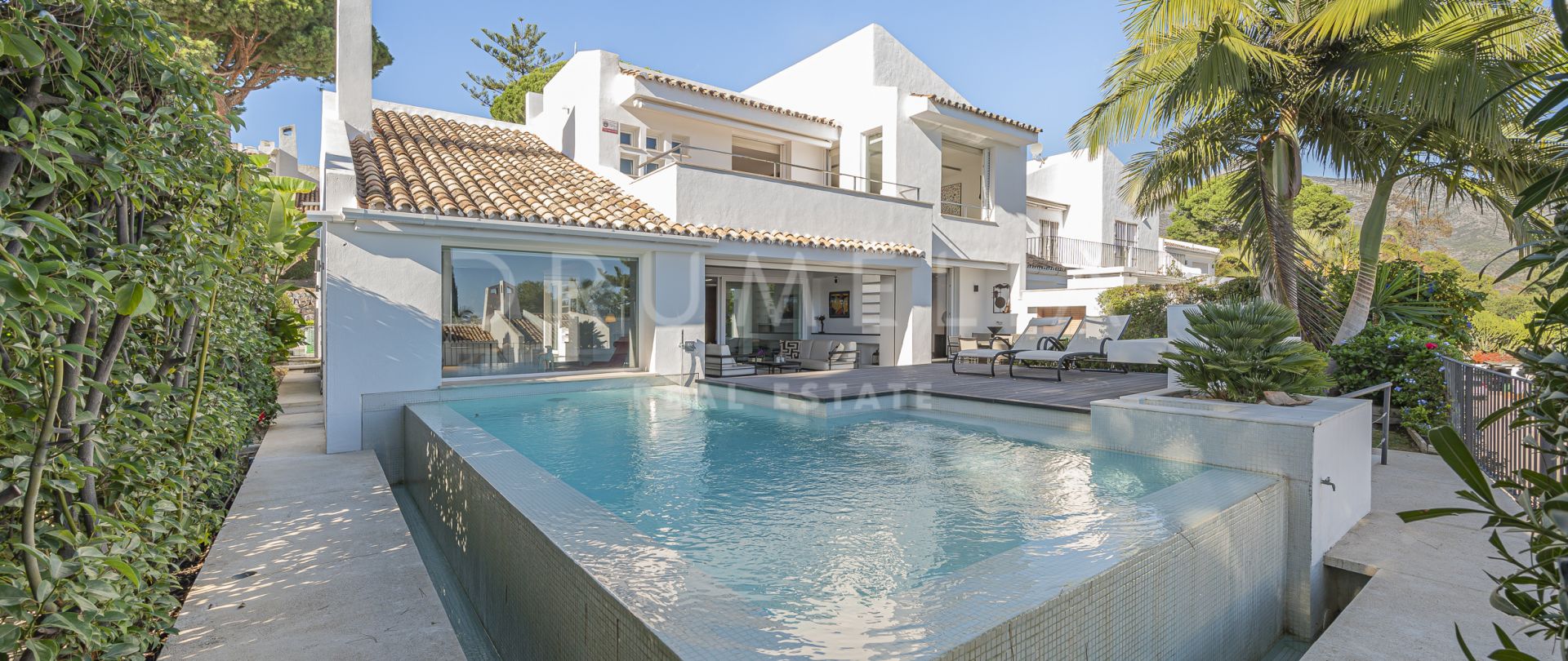 Modern halfvrijstaand huis met privézwembad en uitzicht op zee in Peñablanca- Nueva Andalucía