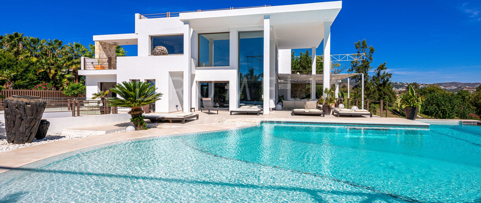 Modern villa med fantastisk havsutsikt till salu i la Alqueria, Marbella.