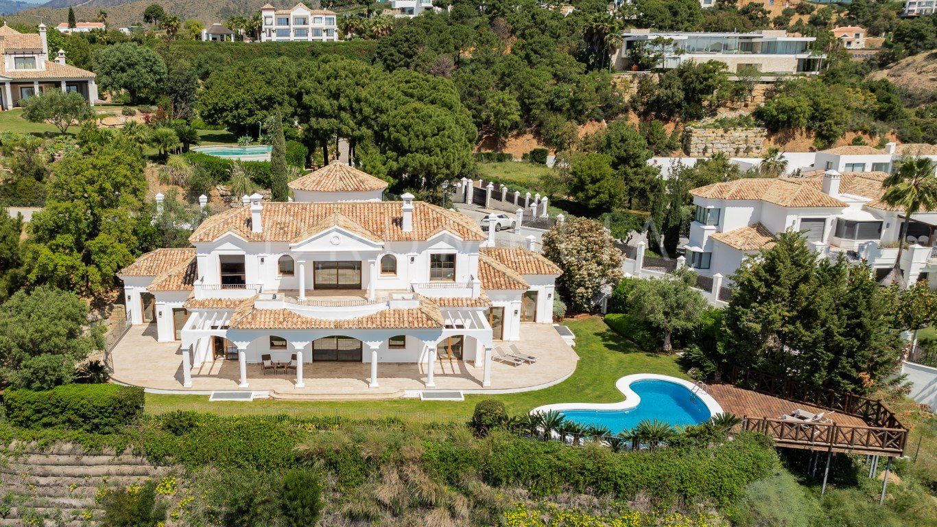 Prachtige villa met panoramisch uitzicht op zee en de bergen en twee zwembaden in Monte Mayor-Benahavis