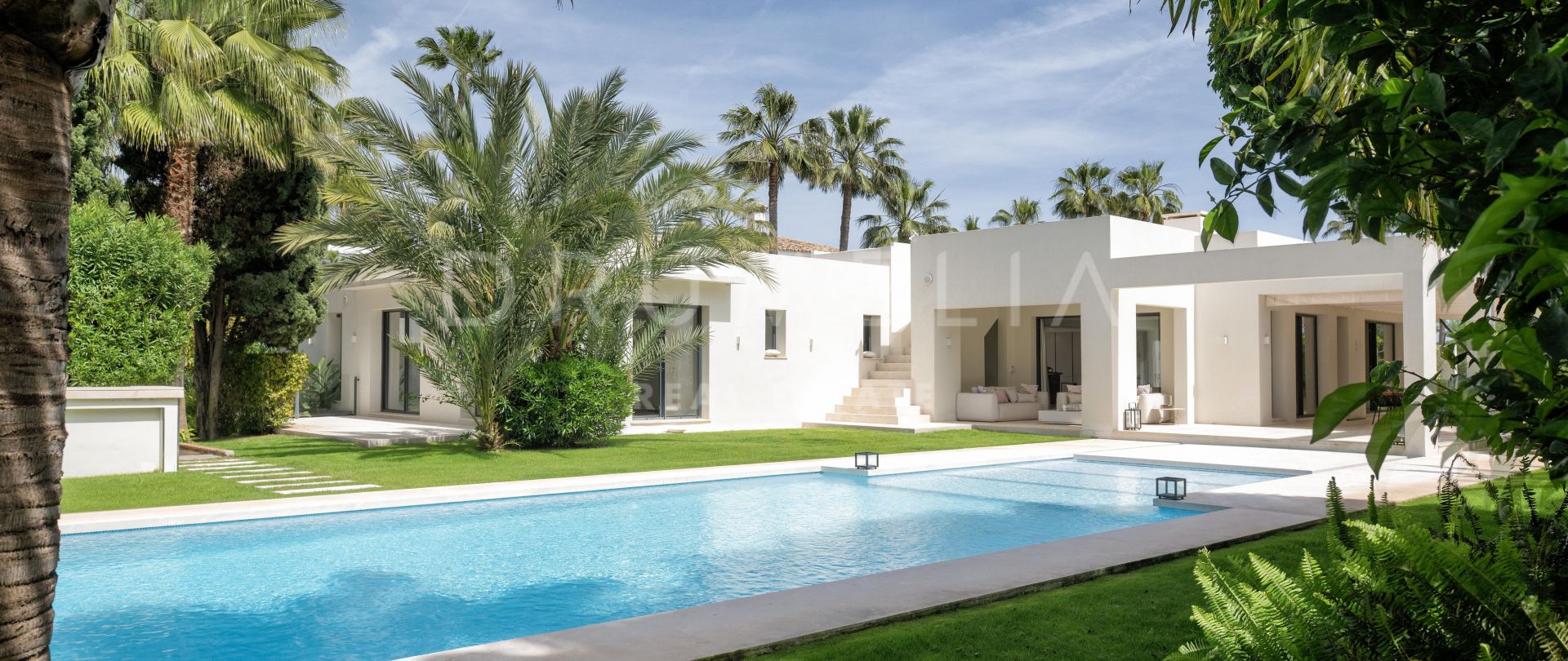 Luxe villa aan het strand gelegen in Marbesa, Marbella Oost