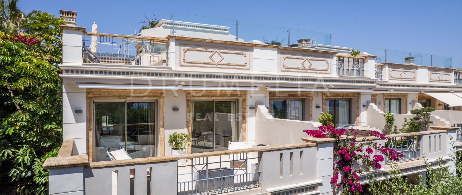 Preciosa casa adosada de lujo con vistas panorámicas al mar y a la montaña en Sierra Blanca, Milla de Oro de Marbella