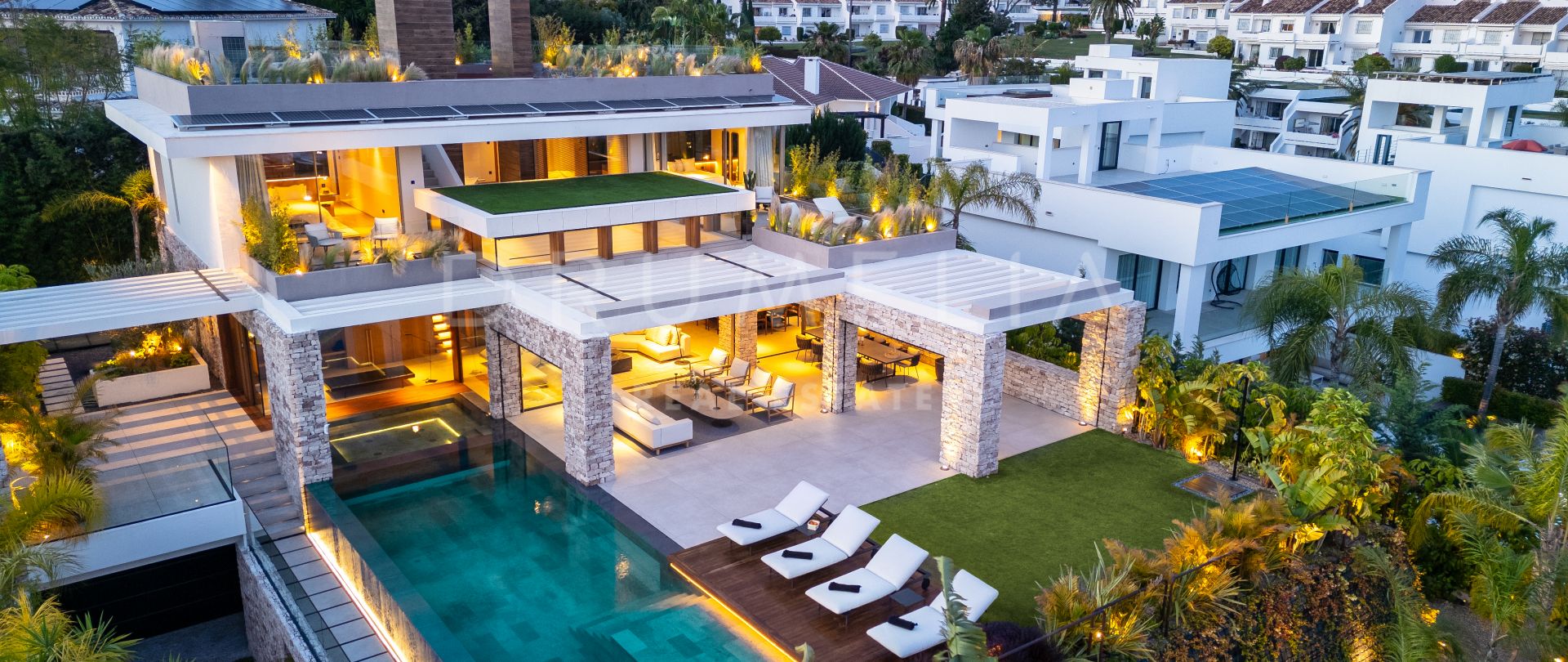 Joya Arquitectónica en Nueva Andalucía: Villa Moderna de 5 dormitorios y un Estilo de Vida Incomparable cerca de Puerto Banús