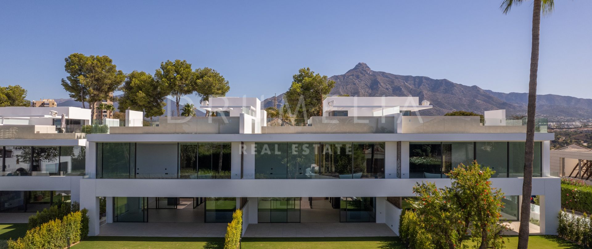 Moderna Villa de Lujo en venta en una Comunidad Cerrada con amplios servicios y ubicación privilegiada en Marbella