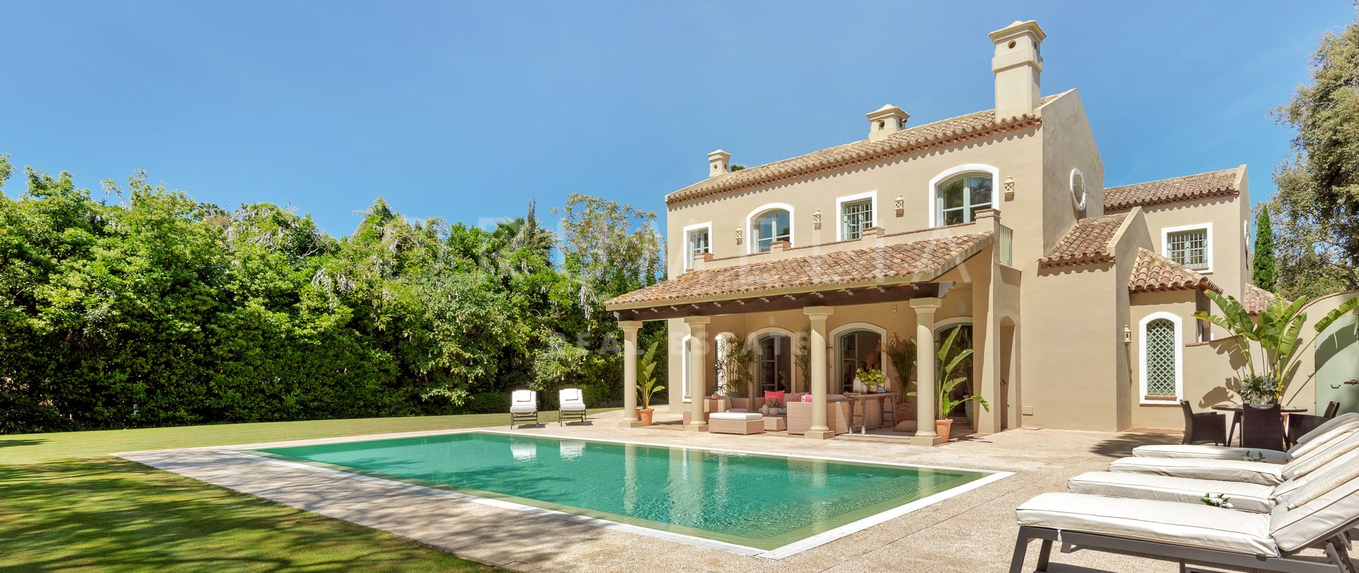 Villa im Landhausstil mit Infinity-Pool und separatem Personalquartier im ruhigen Sotogrande