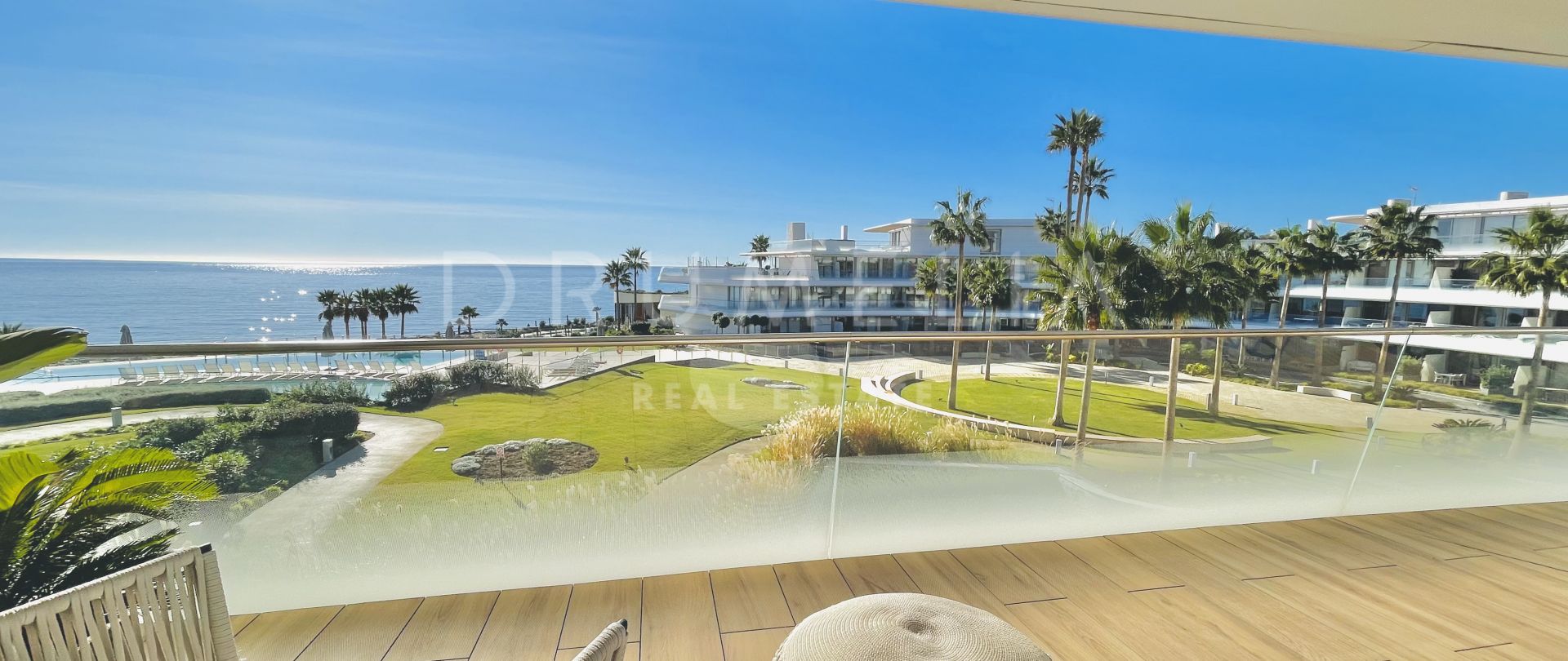 Lujoso Apartamento con Orientación Sur y Acceso directo a la Playa en el Exclusivo Complejo Residencial The Edge- Estepona