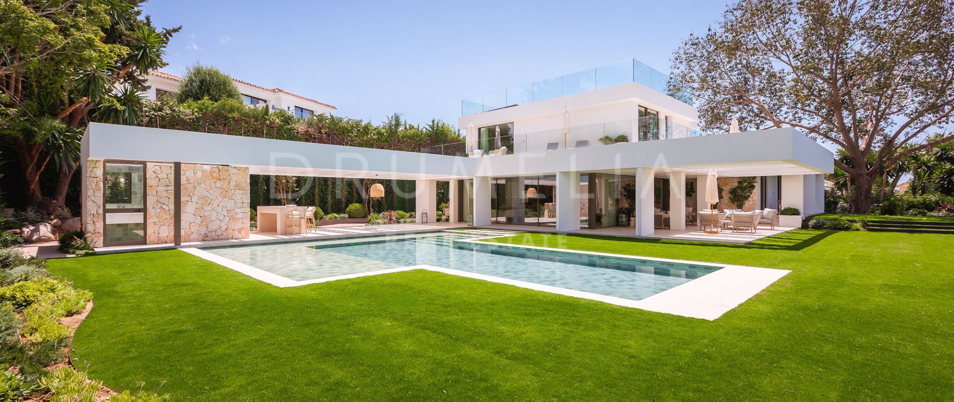 Lujosa villa contemporánea de 5 dormitorios en el corazón de Nueva Andalucía con vistas al campo de golf