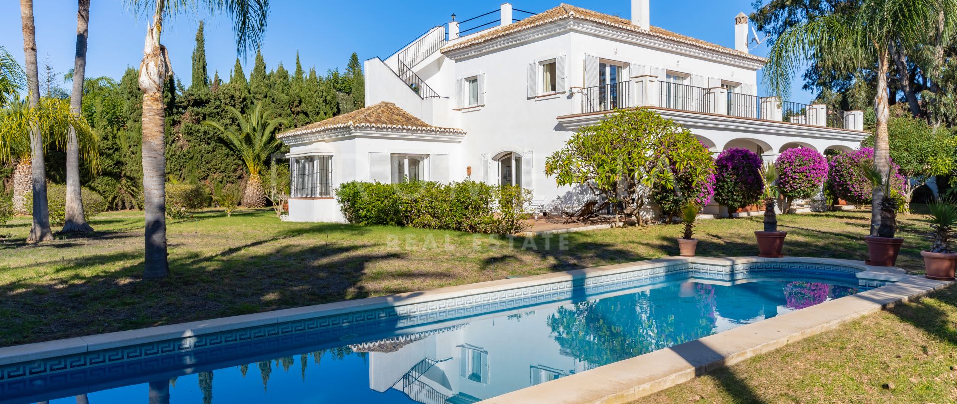 Elegant andalusisk villa med tropisk hage og svømmebasseng, Guadalmina Baja