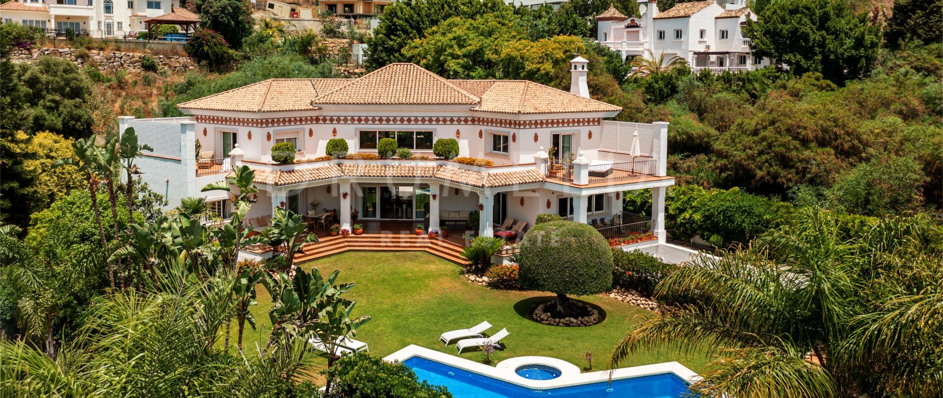 Klassische Villa im andalusischen Stil mit Meerblick zu verkaufen in El Paraiso, Benahavis