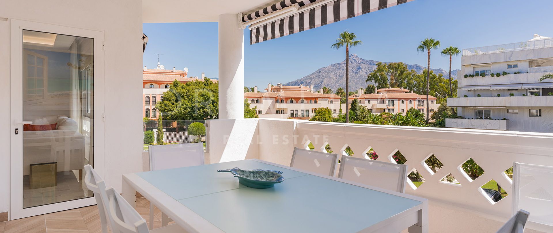 Charmant appartement de 4 chambres à coucher à Playa Rocio, Puerto Banus avec accès direct à la plage