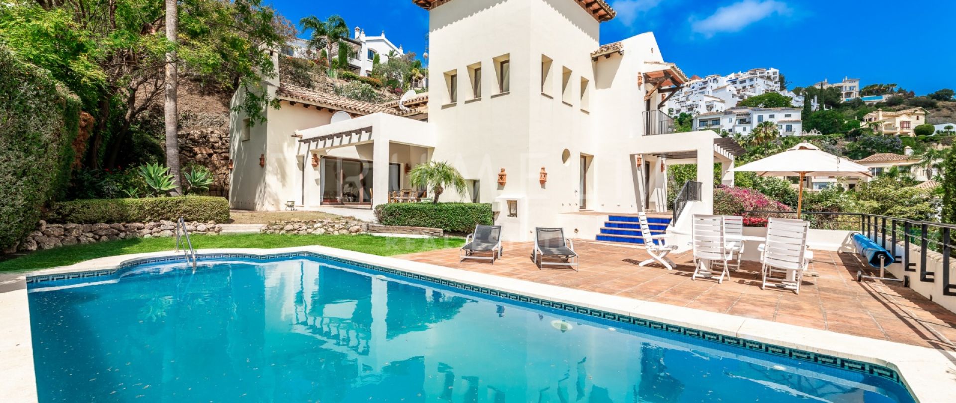 Villa in erster Linie Golf-Gemeinschaft mit privatem Swimmingpool und atemberaubende Aussicht, Los Arqueros, Benahavis