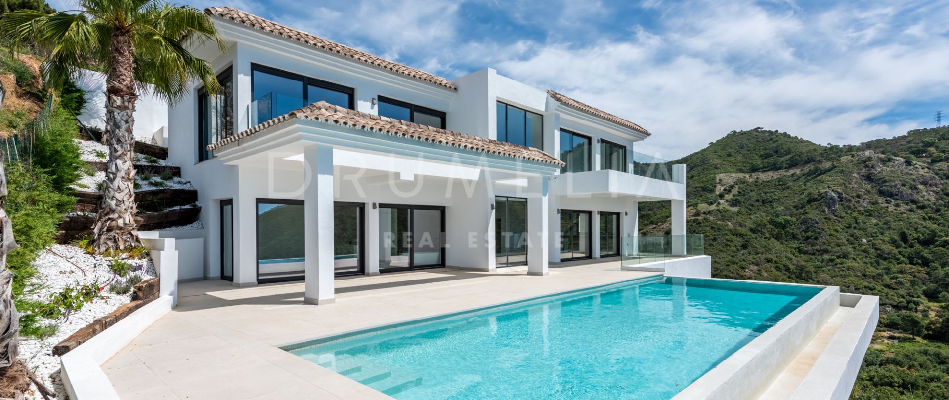 Une vue magnifique sur la mer et la montagne vous attend dans cette superbe maison de 5 chambres à Monte Mayor-Benahavis