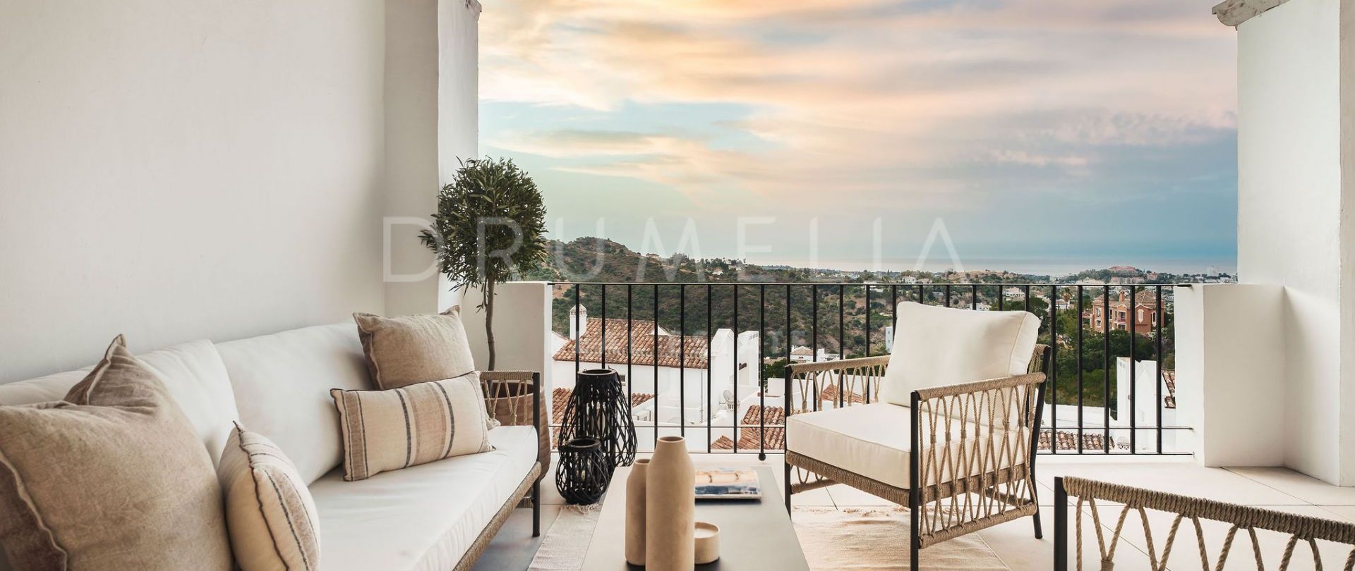 Vue spectaculaire sur la mer et la montagne Penthouse avec 3 chambres récemment rénové à Altos de la Quinta- Benahavis