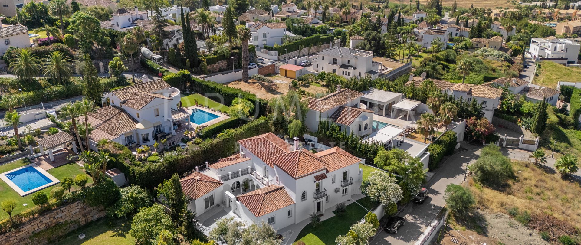 Luxe gerenoveerde villa met vijf slaapkamers te koop in El Paraiso Alto, Benahavis