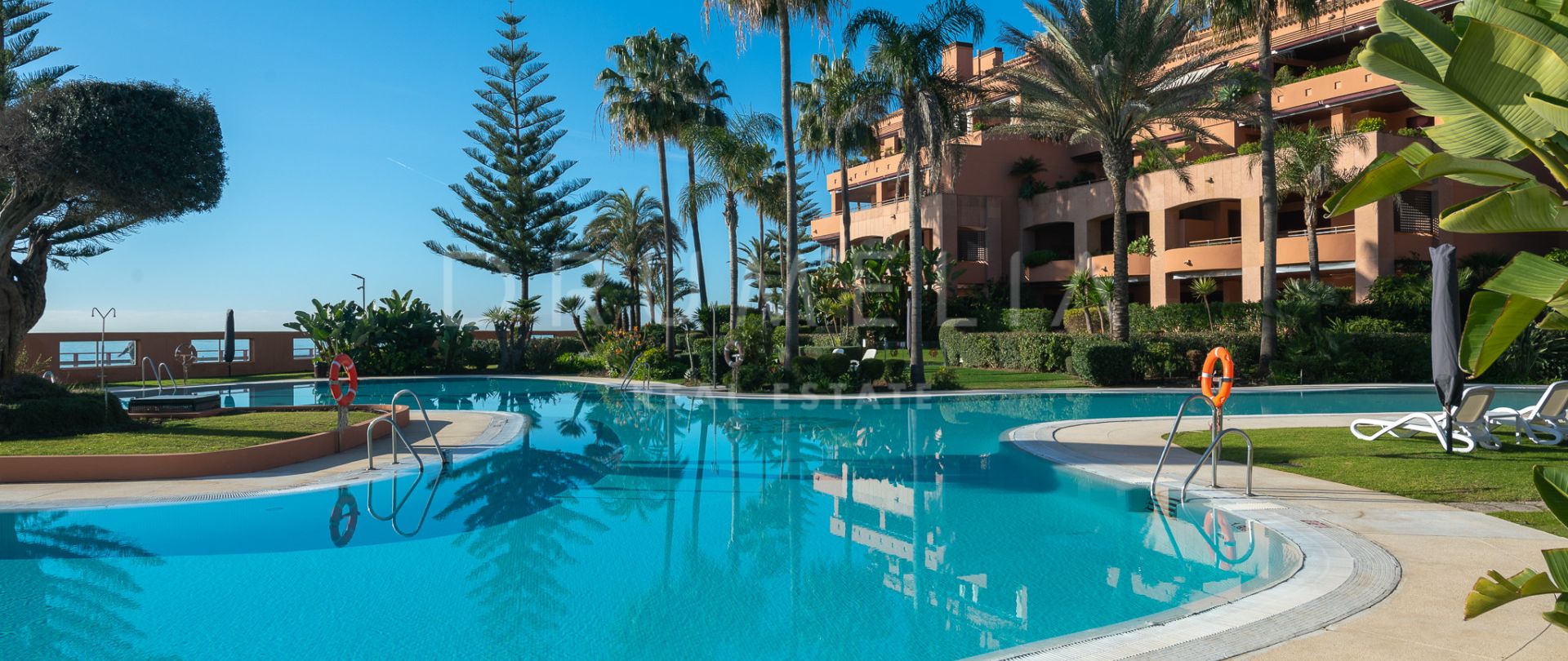 Atico-Duplex con Impresionantes Vistas Frontales al Mar en Primera Línea de Playa en Malibu- Puerto Banus