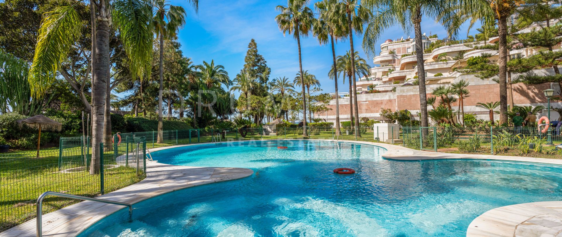 Puerto Banus- Duplex au rez-de-chaussée avec vue partielle sur la mer dans la résidence de bord de mer de Gray D'Albion