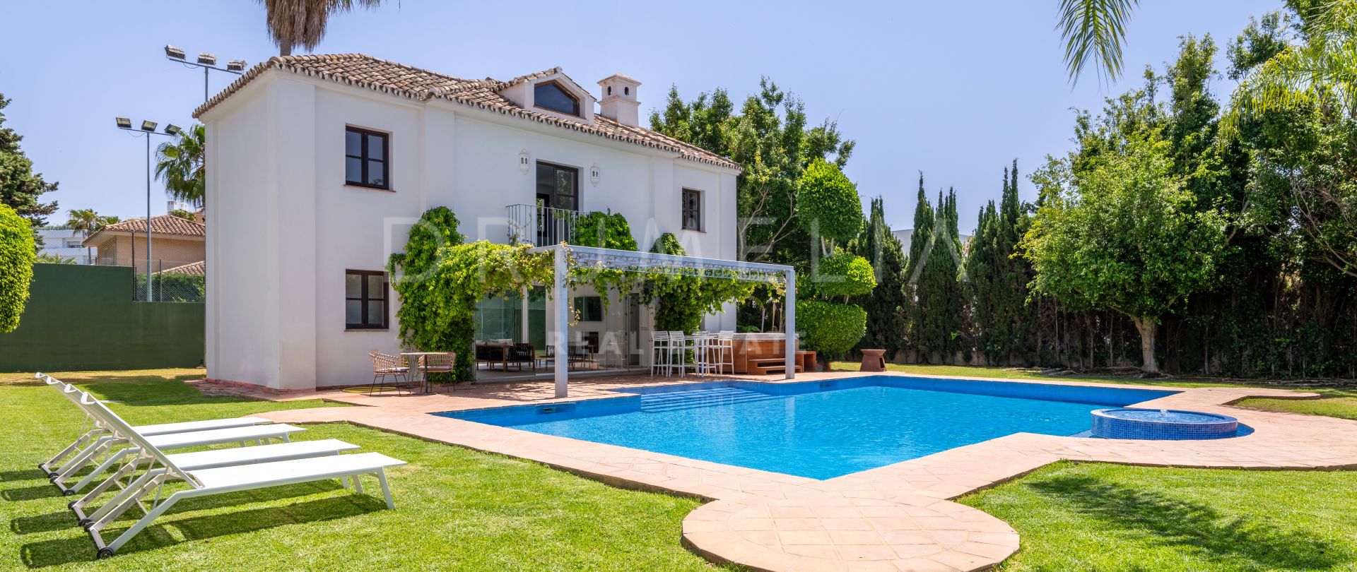 Magnífica casa clásica mediterránea de lujo en Guadalmina Baja, San Pedro de Alcántara, Marbella