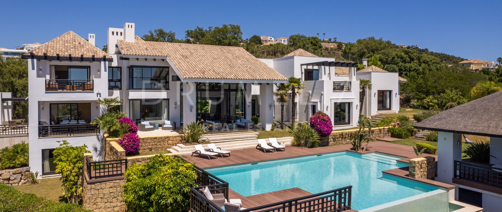 Spectaculaire villa de luxe de style andalou avec vue sur la mer à La Zagaleta, Benahavís